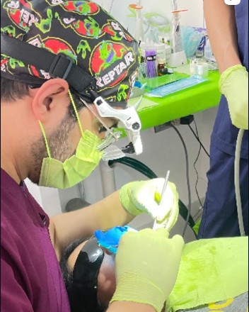 Dr. Erick realizando atención odontológica